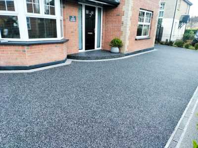 Grey Resin Driveway with block stone boarder